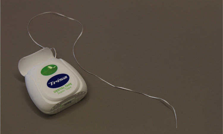dental floss to keep children's teeth healthy